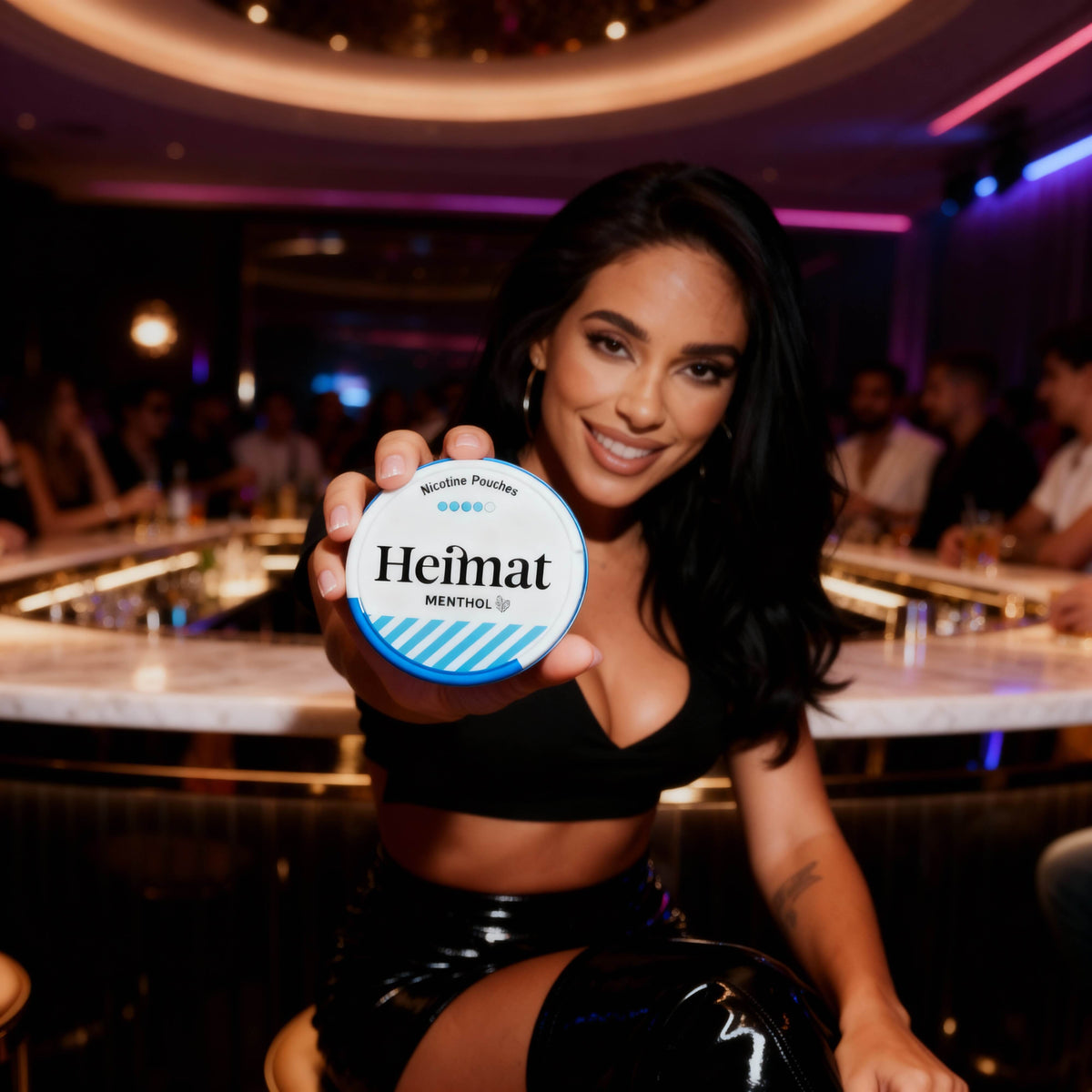 Heimat Menthol Nicotine Pouches Dose in białym opakowaniu z niebieskim paskiem, prezentowane w scenerii lifestyle