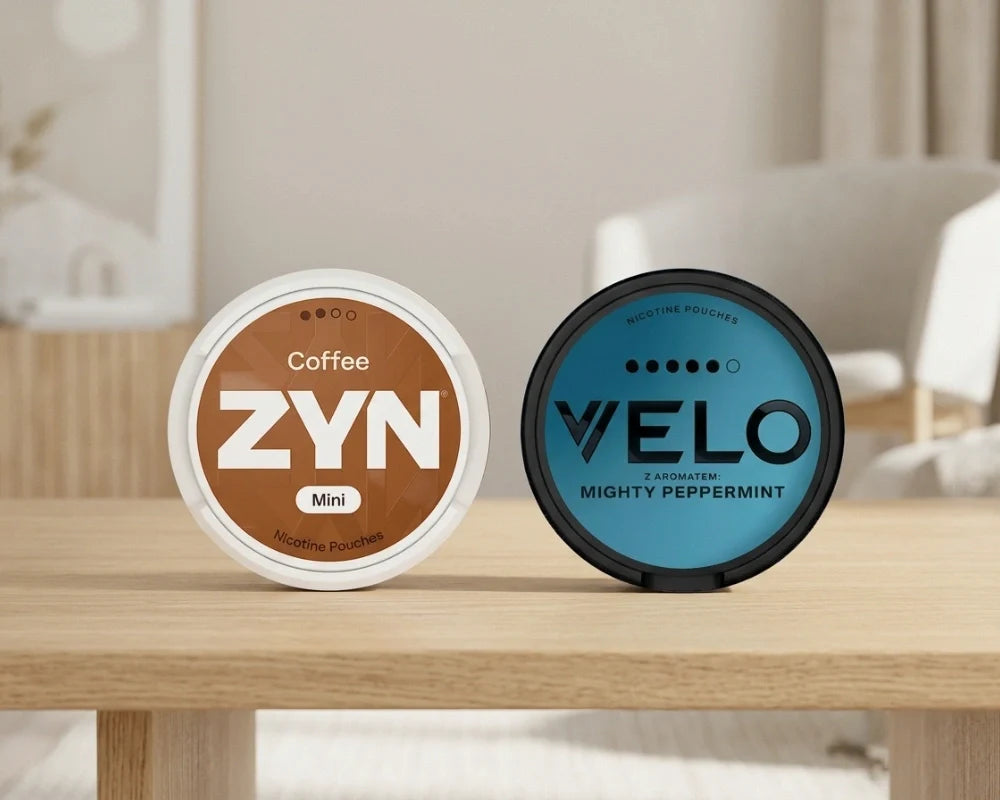 Puszka ZYN Coffee Mini i puszka VELO Mighty Peppermint obok siebie na drewnianym stole