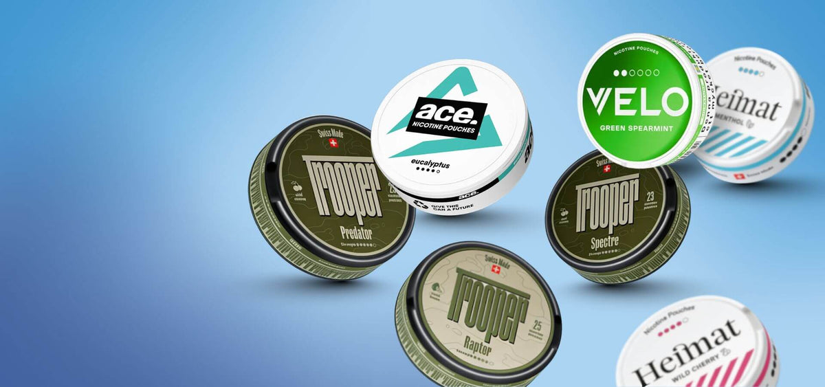Wybór snus i workuszków nikotynowych: Nоoper, Velo Green Spearmint i puszki Heimat na niebieskim tle